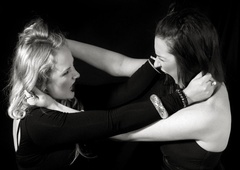 "Dekleta se med seboj stepejo, kot so se včasih fantje": kaj je krivec za nove pojave nasilja med mladimi?