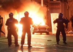 Po napadu z nožem izbruhnili množični izgredi: vandali zažigali avtomobile in plenili po trgovinah (VIDEO)