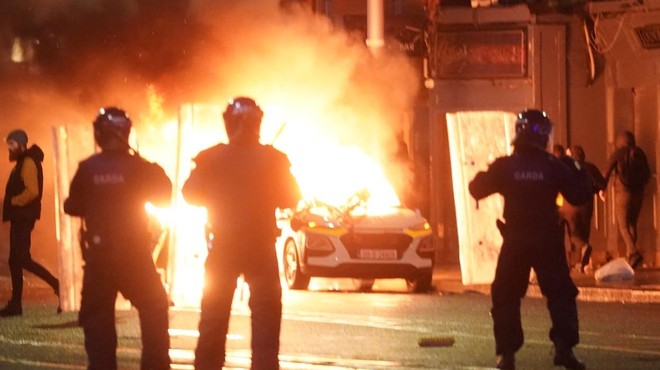 Po napadu z nožem izbruhnili množični izgredi: vandali zažigali avtomobile in plenili po trgovinah (VIDEO) (foto: Profimedia)