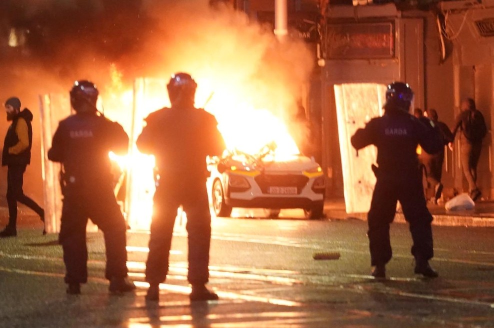 Po napadu z nožem izbruhnili množični izgredi: vandali zažigali avtomobile in plenili po trgovinah (VIDEO) (foto: Profimedia)