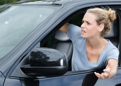 Preverjamo: od kod izvira stereotip, da so ženske slabše voznice? (In kaj pravi statistika)