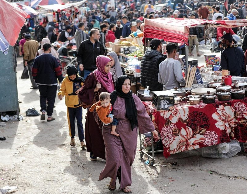 Palestinci med premirjem nakupujejo na tržnici.