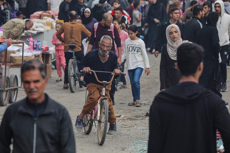 Prebivalci Gaze se zasilno skušajo vrniti v življenje med začasnim premirjem.