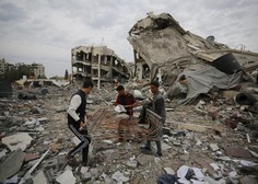 Število mrtvih v Gazi narašča, prispela je nova humanitarna pomoč