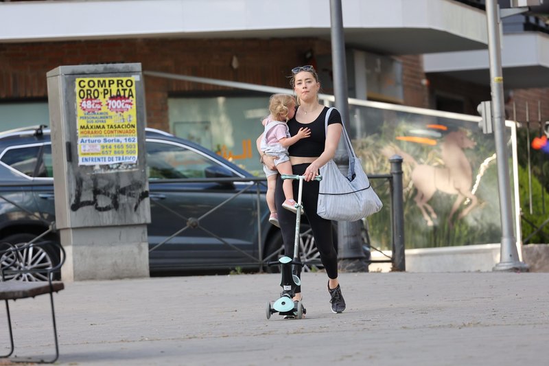Amber Heard so s hčerko opazili v Španiji.
