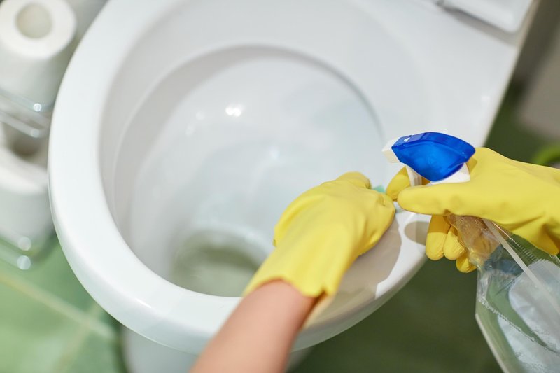 Sploh v primeru trebušnih težav je redno čiščenje stranišča zelo pomembno.