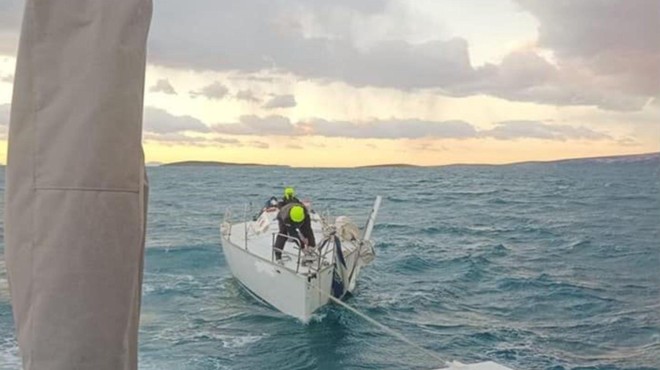Drama na morju: pri Pagu po neurju rešili posadko poškodovane jadrnice, med njimi tudi Slovenka (foto: Facebook/posnetek zaslona)