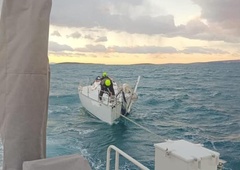 Drama na morju: pri Pagu po neurju rešili posadko poškodovane jadrnice, med njimi tudi Slovenka