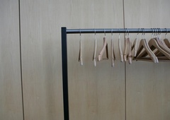 Nezaslišano: medtem ko nekateri zaposleni ne prejemajo niti minimalne plače, pa v direktorjevi pisarni visi obešalnik za 565 evrov