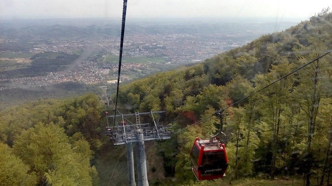 Nepojmljivo: na Pohorju so se z motorno žago znesli nad zaščitno ograjo (foto: Profimedia)