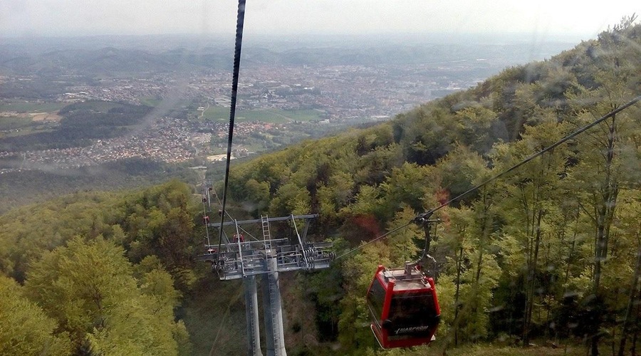 Nepojmljivo: na Pohorju so se z motorno žago znesli nad zaščitno ograjo (foto: Profimedia)
