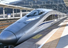 Vpogled v prihodnost: izumili so vlak, ki lebdi nad tirnicami in dosega neverjetno hitrost (VIDEO)