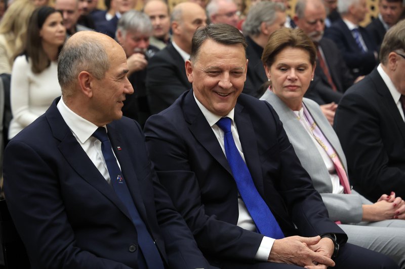 Prvak SDS Janez Janša, nekdanji premier Anton (Tone) Rop in ministrica za infrastrukturo Alenka Bratušek.