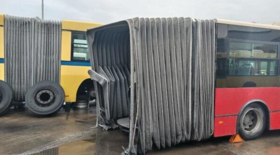 Mestni avtobus je razklalo na pol! Poglejte, kaj se je zgodilo v prestolnici, kjer ... (VIDEO) (foto: SGP)