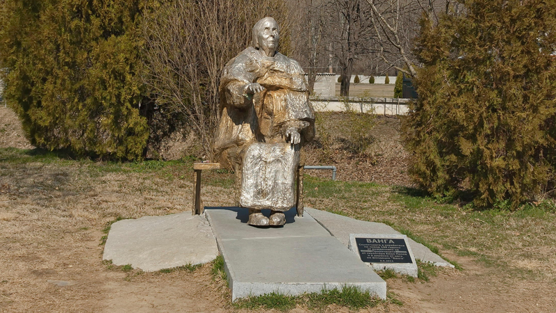Kip bolgarske jasnovidke Babe Vange stoji na njeni najljubši lokaciji. Ustvaril ga je kipar Emil Popov.