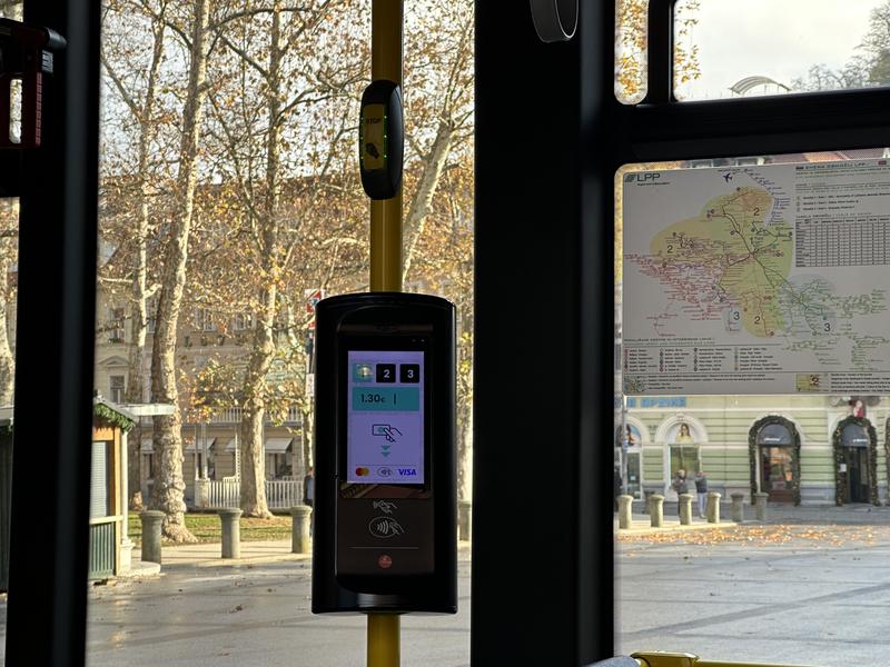 Nova tehnologija deluje povsem enostavno, saj ob vstopu na avtobus samo prislonite kartico na validator.