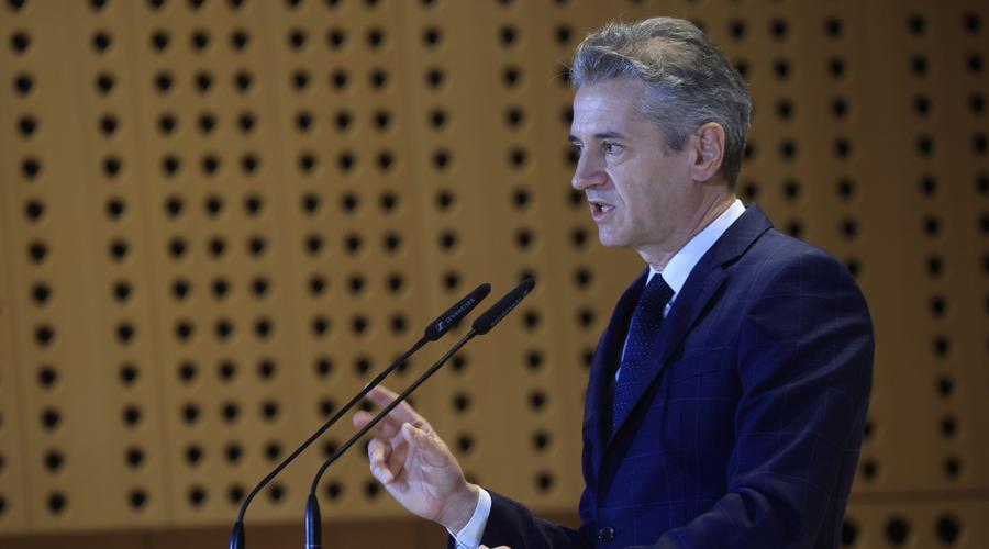 Kmalu konec ugibanj: premierjevi skriti načrti za ministrske kandidate razkriti (kdo bo vodil ključne resorje?) (foto: Borut Živulovič/Bobo)
