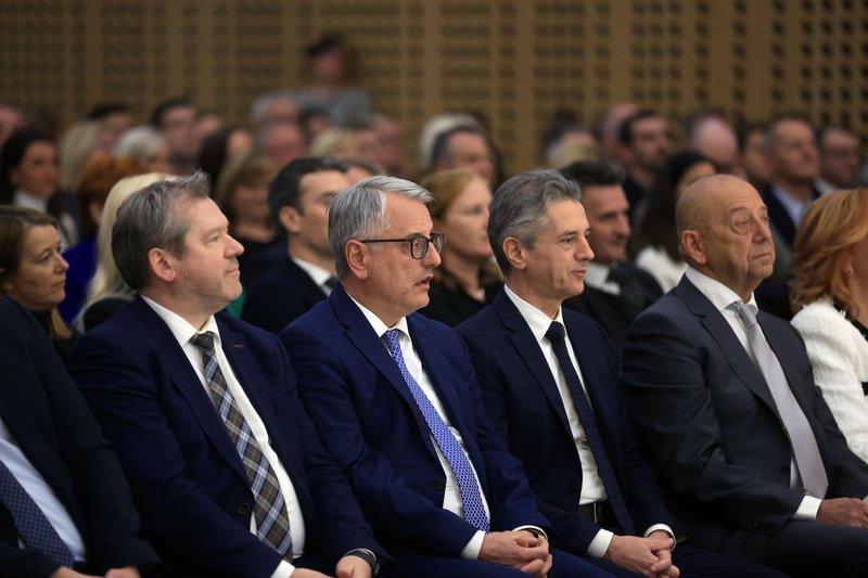 Premier Robert Golob je izbral sedež med predsednikom GZS Tiborjem Šimonko in ministrom za gospodarstvo Matjažem Hanom.