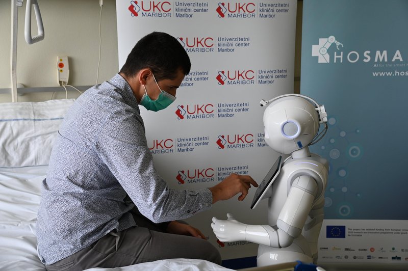 Pacienti so se na robotko Frido odzvali zelo pozitivno. Pravijo, da pomaga razbiti monotonijo med bivanjem v bolnišnici.
