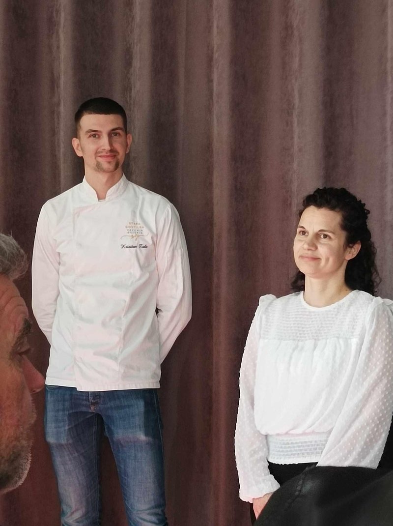 Chef Kristian Zule ustvarja v Stari gostilni Piran le nekaj ulic stran od Mestne kavarne Piran. Pri Š'torti mu je pomagala tudi slaščičarka Magdalena Skočir.