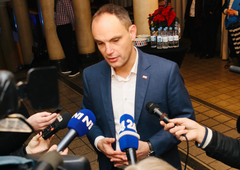 Težave v opoziciji: stranka SDS ostra do svojega poslanca Anžeta Logarja, ta se je odzval z obžalovanjem