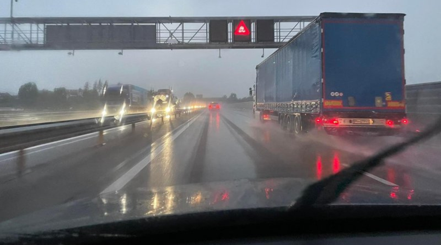 Prometne nesreče, gneča, okvare in ovire povzročajo preglavice voznikom na slovenskih cestah (foto: Uredništvo)