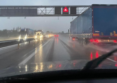 Previdno na poti v službo: zaradi prometne nesreče na štajerski avtocesti daljši zastoj, ki se še povečuje