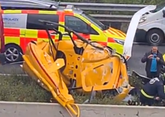 Pretresljiva nesreča: sredi avtoceste na vozeči avtomobil strmoglavil helikopter (VIDEO)