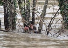 FOTO: Narasla reka skoraj odnesla dva moška, ki sta se borila za življenje