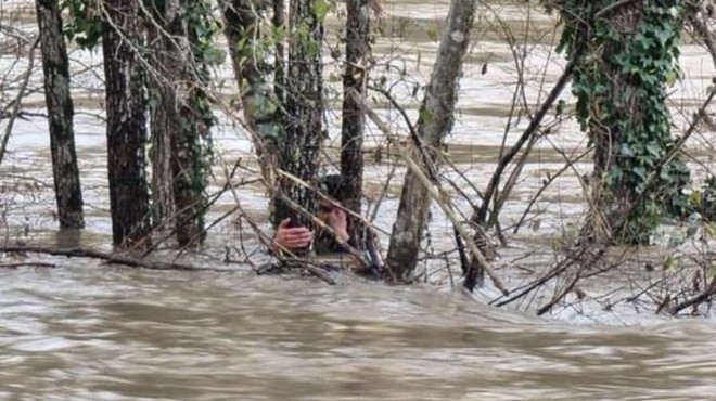 FOTO: Narasla reka skoraj odnesla dva moška, ki sta se borila za življenje (foto: PP Karlovac)