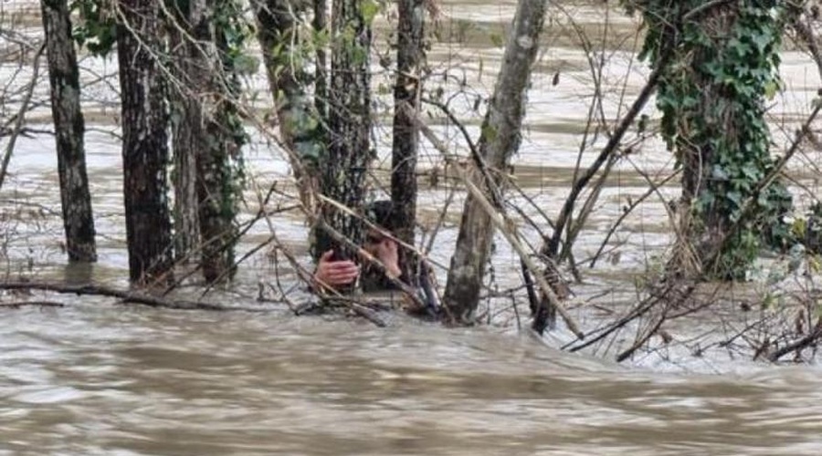 FOTO: Narasla reka skoraj odnesla dva moška, ki sta se borila za življenje (foto: PP Karlovac)