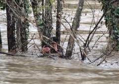 FOTO: Narasla reka skoraj odnesla dva moška, ki sta se borila za življenje