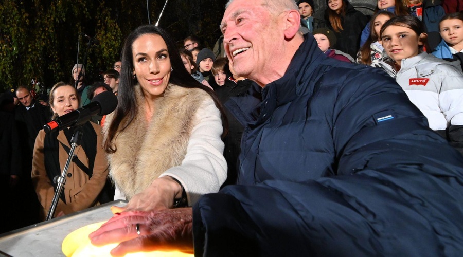 Tina Gaber ponovno v središču pozornosti: s podžupanom razsvetlila Ljubljano (FOTO) (foto: Bobo)