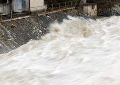 Savinja na območju Mozirja poplavila hišo, podvoze in cesto