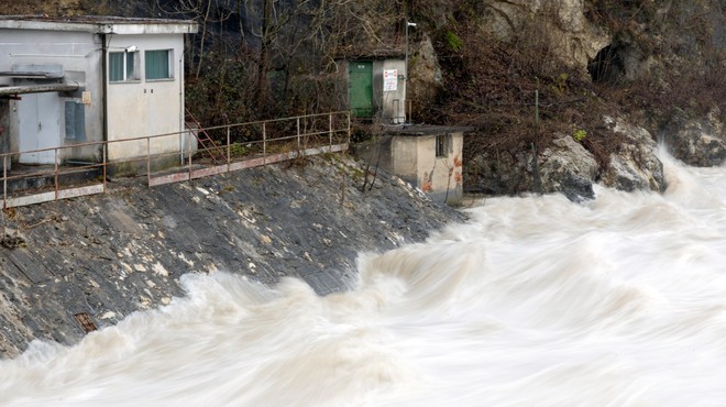 Reke po Sloveniji poplavljajo, državo bo zajel sneg (nas čaka neprijetno presenečenje?) (foto: Bobo/Borut Živulović)