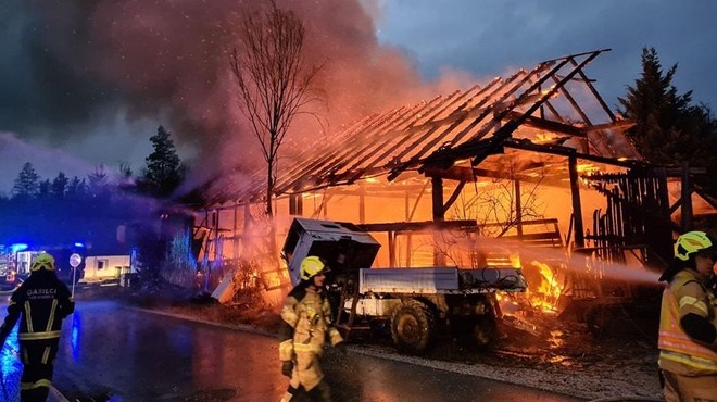 Velik požar v Kranju: eno osebo odpeljali z reševalnim vozilom (FOTO) (foto: Facebook/Gasilsko reševalna služba Kranj / Fire & rescue service Kranj)
