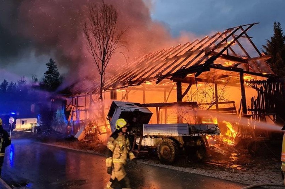 Velik požar v Kranju: eno osebo odpeljali z reševalnim vozilom (FOTO) (foto: Facebook/Gasilsko reševalna služba Kranj / Fire & rescue service Kranj)