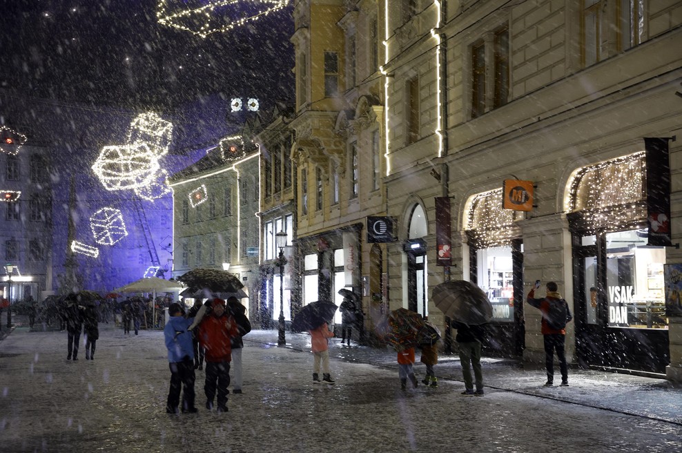 FOTO: Sneg pobelil tudi Ljubljano, močan veter povzročil nekaj preglavic (foto: Borut Živulović/Bobo)