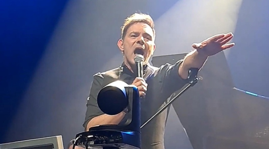 Lado Bizovičar s sporočilom občinstvu, ki ga je izžvižgalo: "To bi ponovil še desetkrat!" (foto: YouTube/apis38/posnetek zaslona)