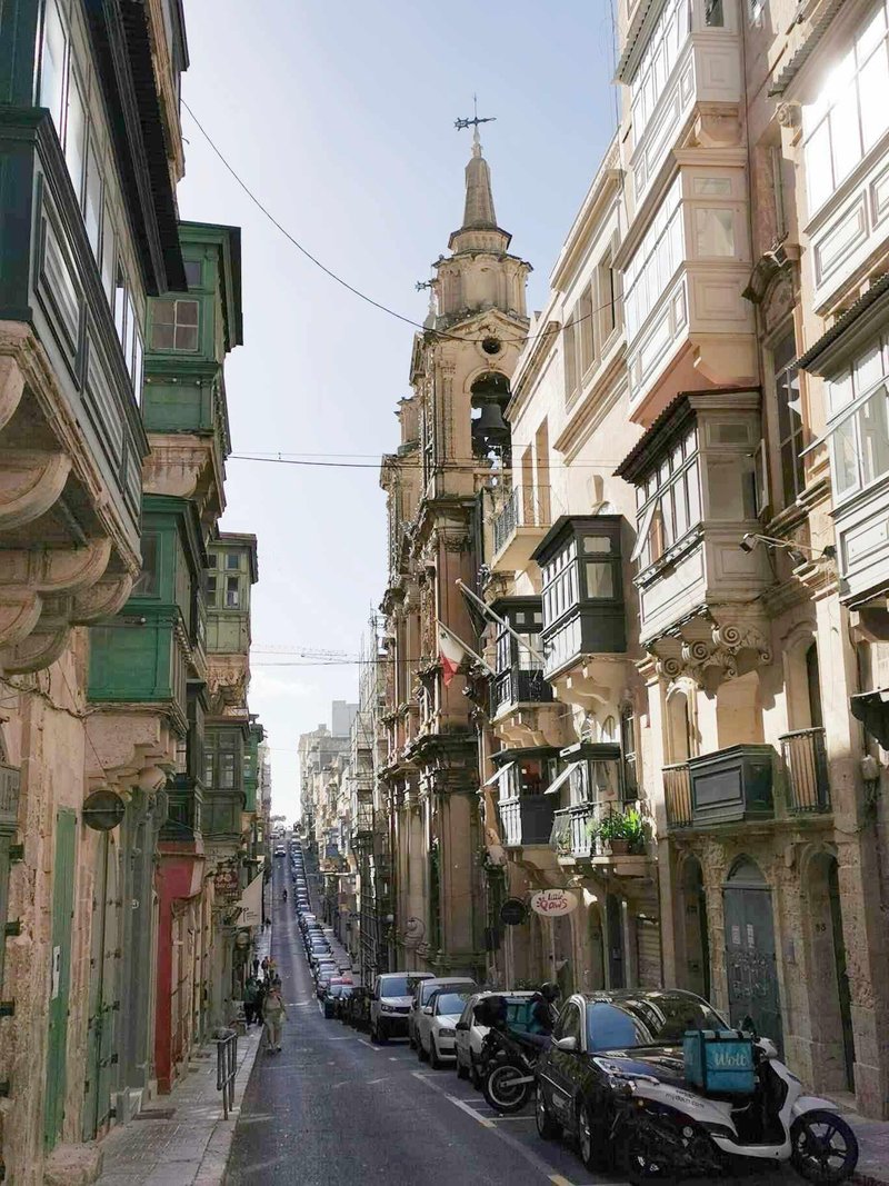 Ozke ulice Vallette in stanovanja z lesenimi balkončki.