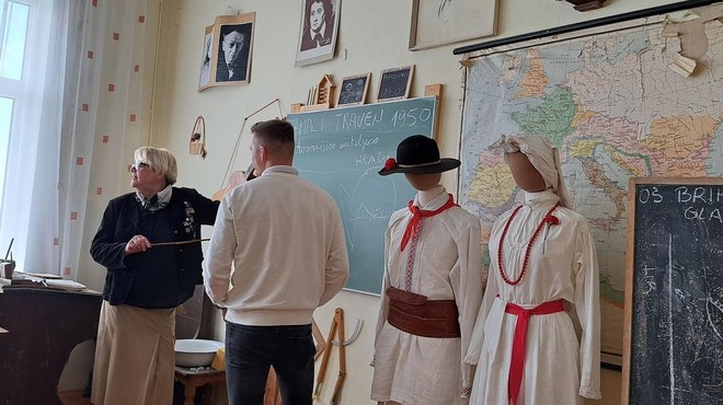 Samo v Sloveniji: v Beli krajini se odrasli vračajo v šolske klopi (foto: Facebook/Brihtna glava)