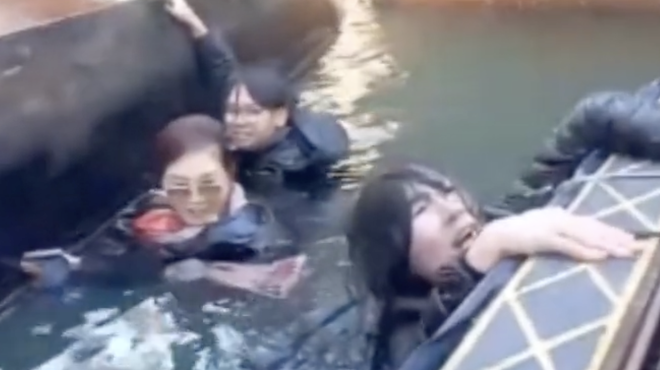 Turisti v Benetkah popadali v kanal. Kaj je šlo narobe? (VIDEO) (foto: Twitter/IntelEnigma/posnetek zaslona)