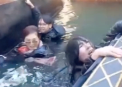 Turisti v Benetkah popadali v kanal. Kaj je šlo narobe? (VIDEO)