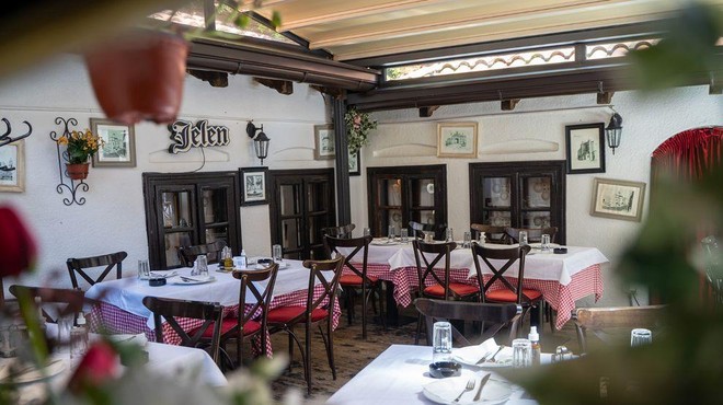 V restavraciji, ki jo obožujejo tudi Slovenci, so se streljali: gost ranil 44-letnega moškega (znane podrobnosti) (foto: Tri šešira)