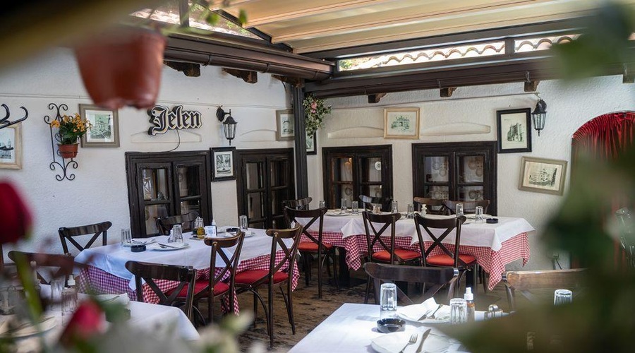 V restavraciji, ki jo obožujejo tudi Slovenci, so se streljali: gost ranil 44-letnega moškega (znane podrobnosti) (foto: Tri šešira)