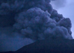 Prizori kot iz grozljivke: po izbruhu vulkana našli najmanj 11 mrtvih pohodnikov