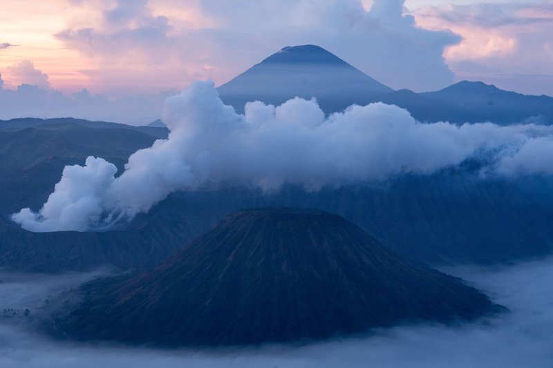 Zaradi izbruha vulkana je umrlo najmanj 11 ljudi.