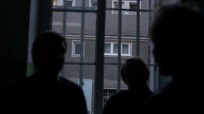 74-letnika, ki je bil v zaporu zaradi navadnega prekrška, trije sojetniki fizično in spolno zlorabili do smrti (foto: Miloš Vujinovič/Bobo)