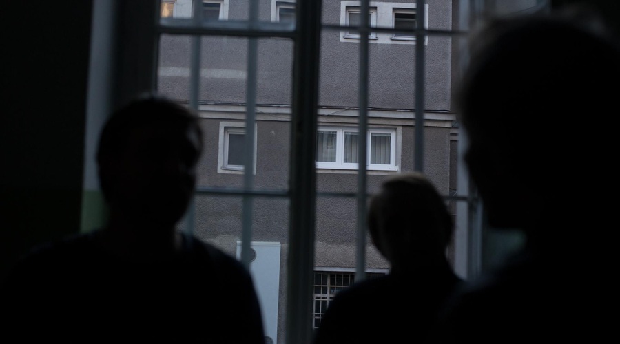 74-letnika, ki je bil v zaporu zaradi navadnega prekrška, trije sojetniki fizično in spolno zlorabili do smrti (foto: Miloš Vujinovič/Bobo)