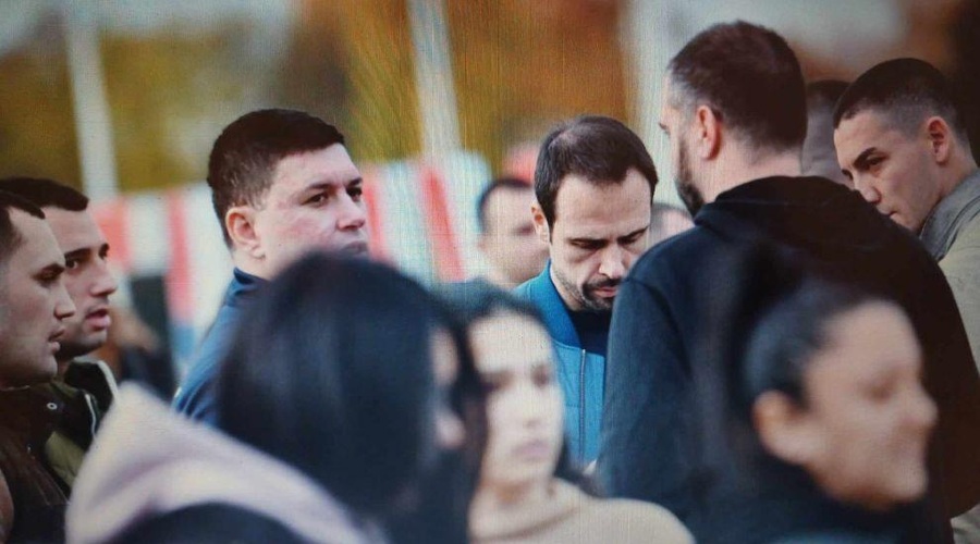 Kdo so kriminalci, ki podpirajo vladajočo stranko? Na zborovanju tudi razvpiti huligan, ki ga sumijo, da je … (foto: N1 Srbija/posnetek zaslona)